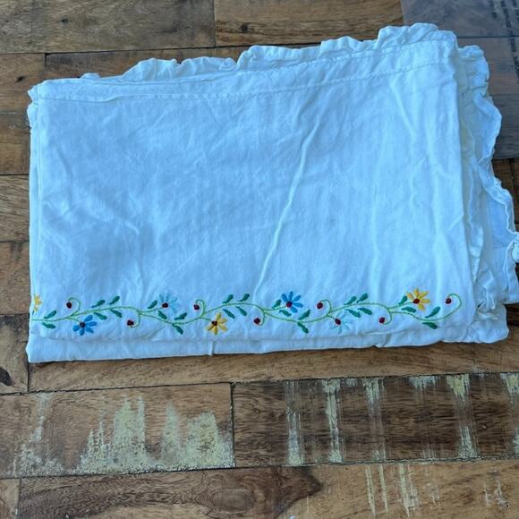 Vintage White Cotton Pillowcases With Hand-Embroidered Floral 21x27 Set Of Two - Picture 12 of 12